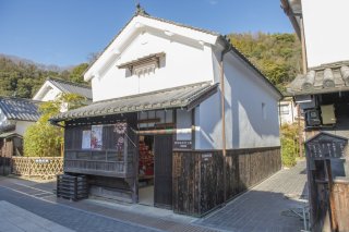 町並み保存地区の本町通りにあります