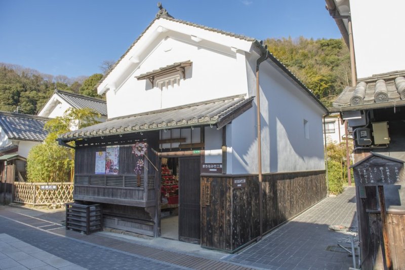 町並み保存地区の本町通りにあります