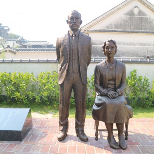 竹鶴政孝・リタ銅像