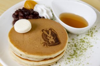 ランチカフェメニュー（お月見うさぎのホットケーキ あずき添え）