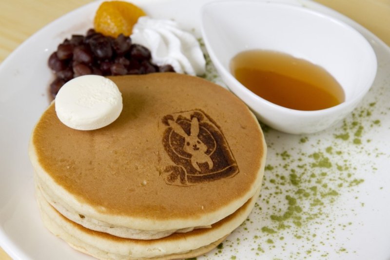 ランチカフェメニュー（お月見うさぎのホットケーキ あずき添え）