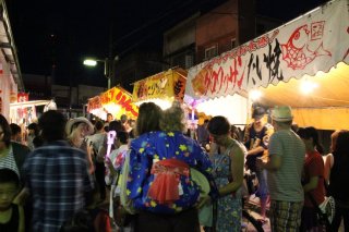 竹原駅前商店街に露店が並びます。晩ごはんも兼ねてどうですか♪