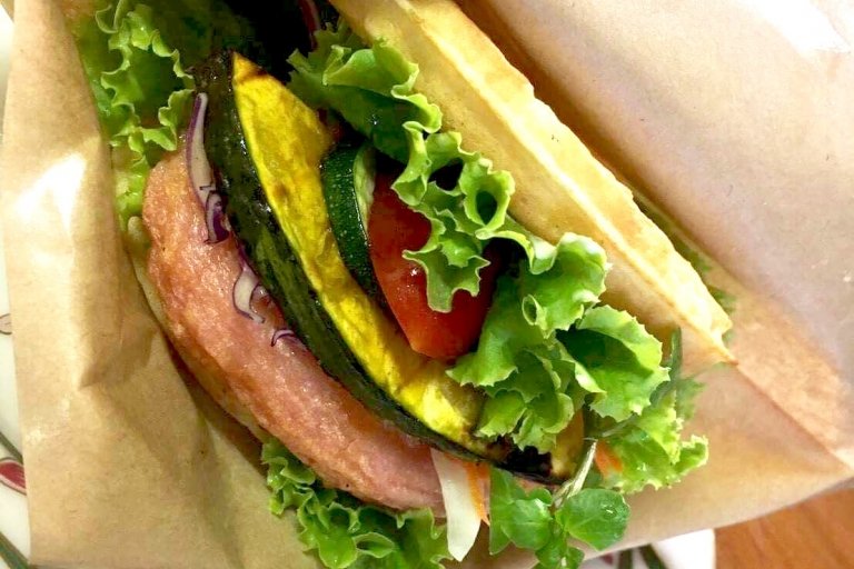 おすすめはLapin特製はみだしサンド