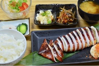 イカのつぼ焼き定食　909円（税抜き）