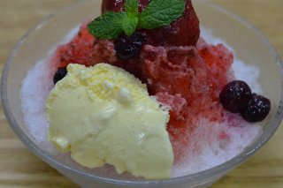 苺＆ブルーベリーかき氷（小サイズ）　450円（税抜き）