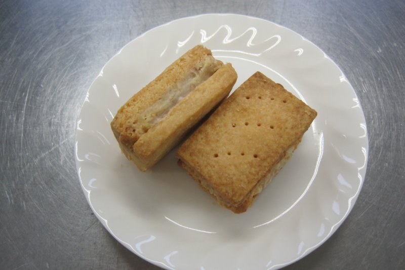 キャラメルサンドクッキー1個　180円（税抜）