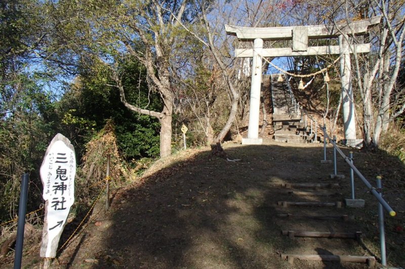 三鬼神社　階段の上です！