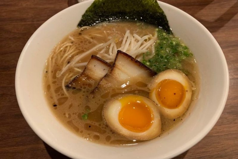 黒ラーメン（煮卵トッピング）