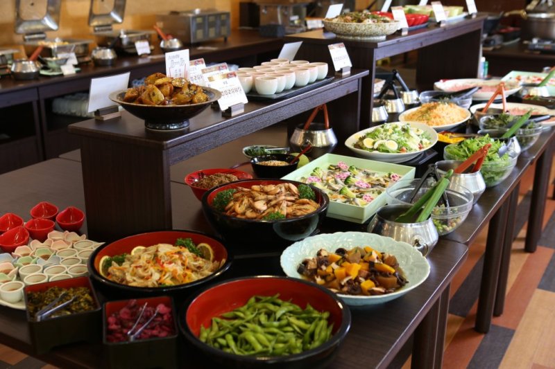 瀬戸内名物のタコ料理やこの土地ならではの料理も楽しめます。