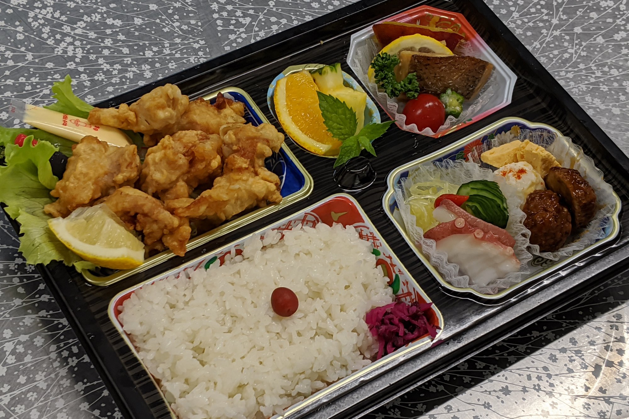 オリジナル唐揚げ弁当　750円（税込）