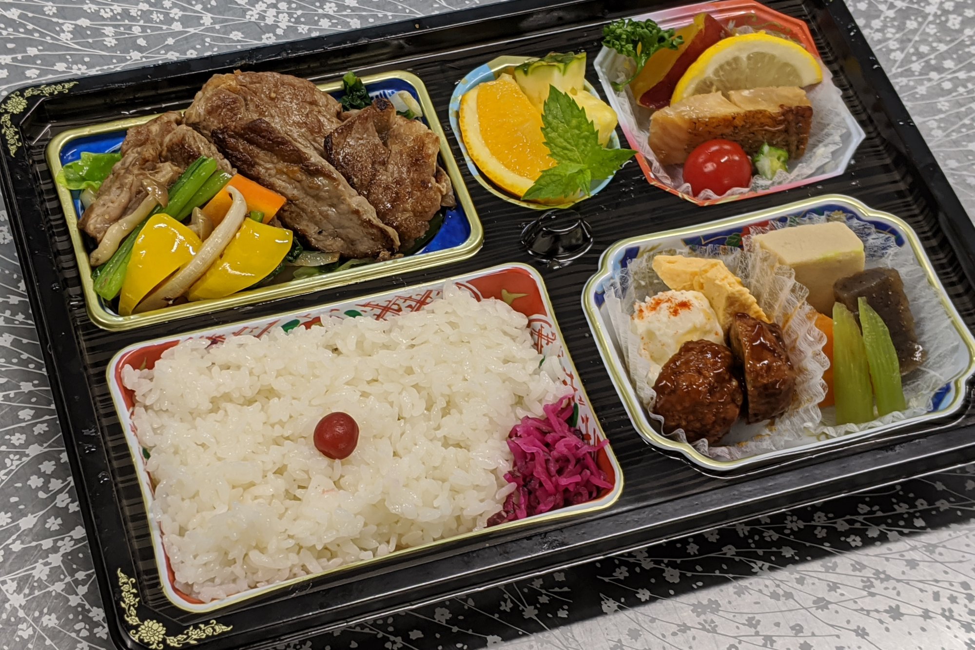 牛カルビ弁当　750円（税込）