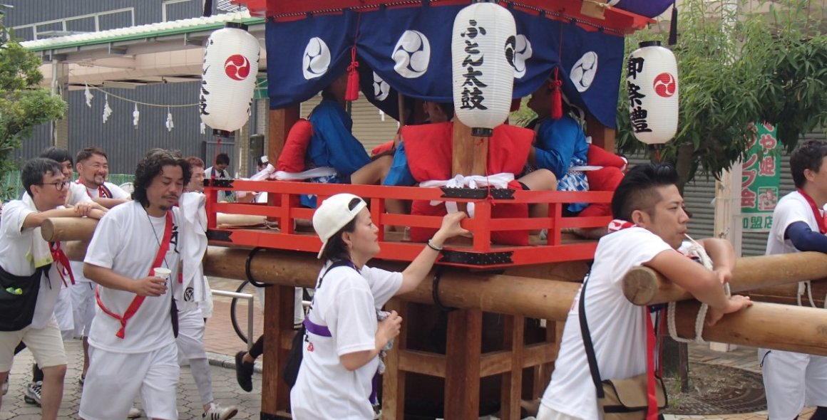 勇壮な布団太鼓