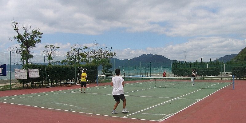 心地よい気候の春や秋には仲間とテニスも一興