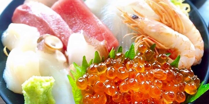 海の幸がどっさりと盛り付けられた海鮮丼は人気メニューの一つ