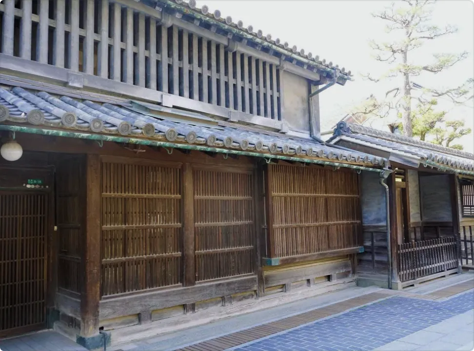 넓은 부지와 웅장한 문을 갖춘 구 요시이 저택의 외관