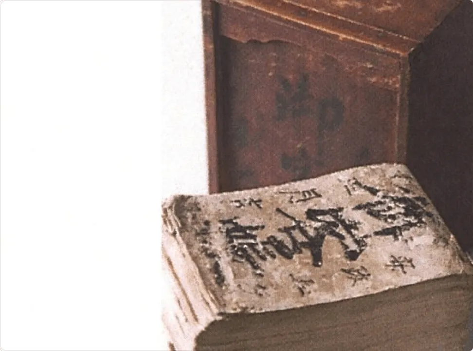 먹으로 글씨가 쓰인, 세월의 흔적이 느껴지는 오래된 일본식 제본 책