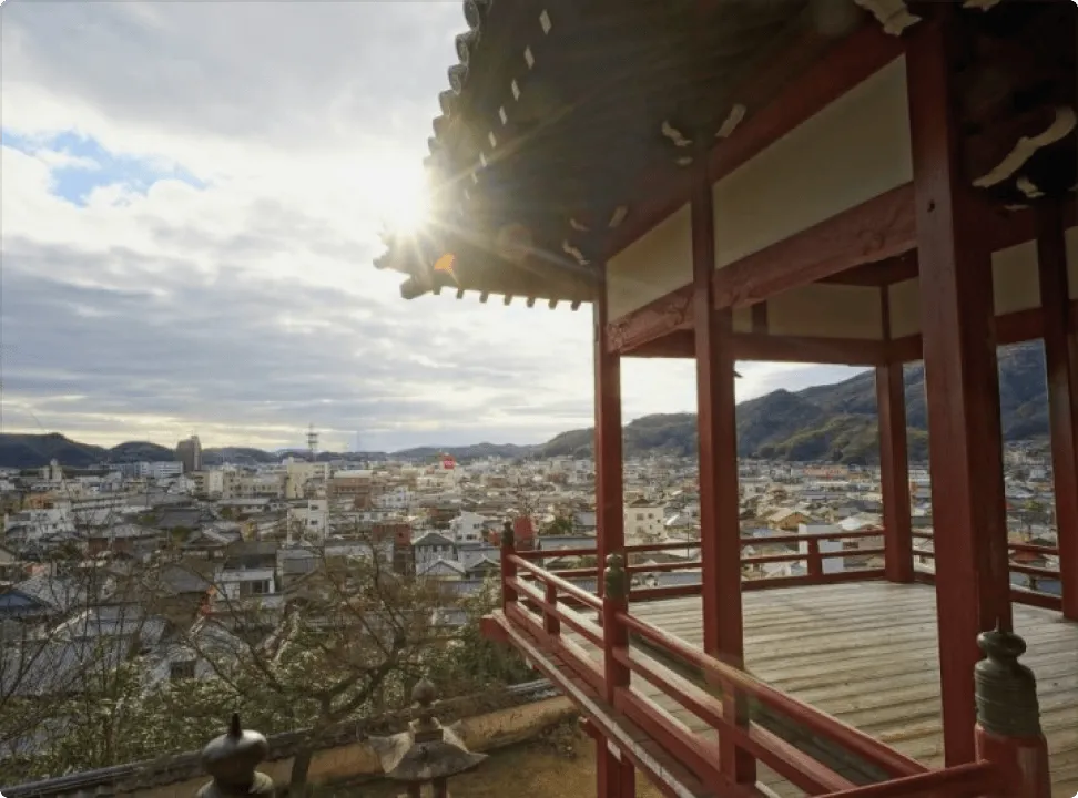 높은 곳에서 거리 풍경을 내려다보는 무대식 건물 ‘후메이카쿠’와 주변 풍경