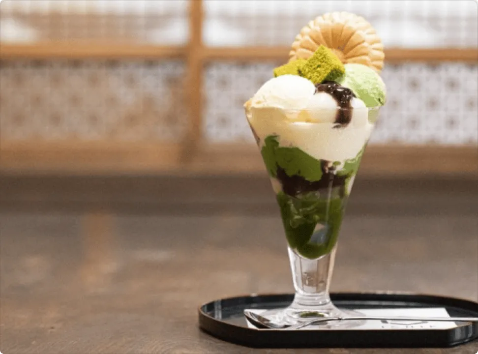 마치야를 개조한 레트로한 분위기의 카페 내부