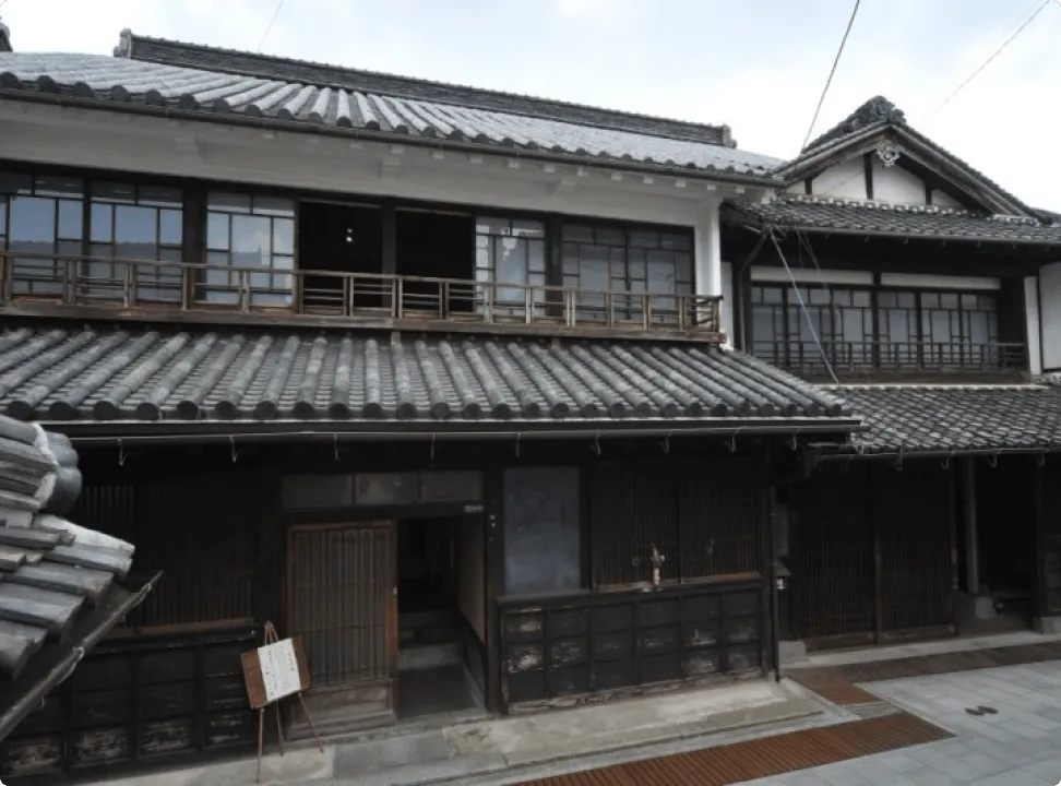 검게 칠한 벽과 격자창이 인상적인 2층짜리 오래된 마치야