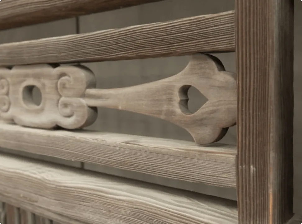 목제 격자 장식 부품. 목재를 곡선으로 오려낸 섬세한 세공