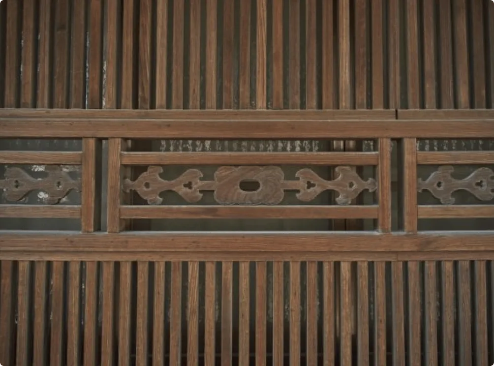 가느다란 목재를 정교하게 조합한 전통 격자 장식 패널