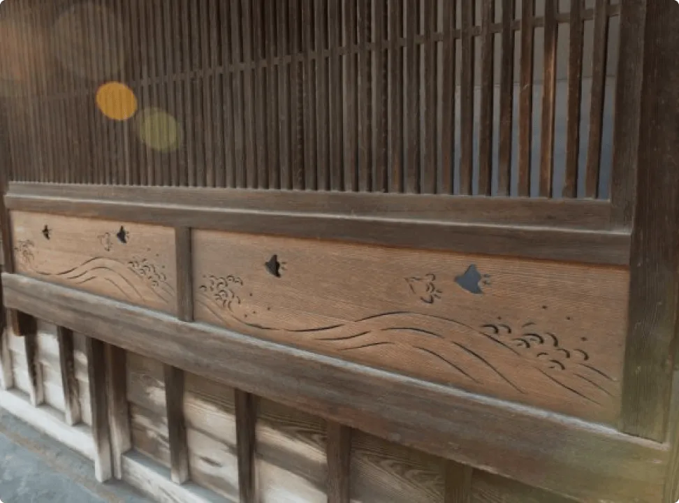 마치야 외벽에 설치된 목제 데가시라(돌출 격자)의 디테일