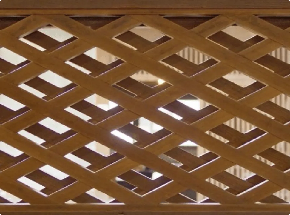 마름모 형태로 목재를 짠 다케하라 격자 클로즈업