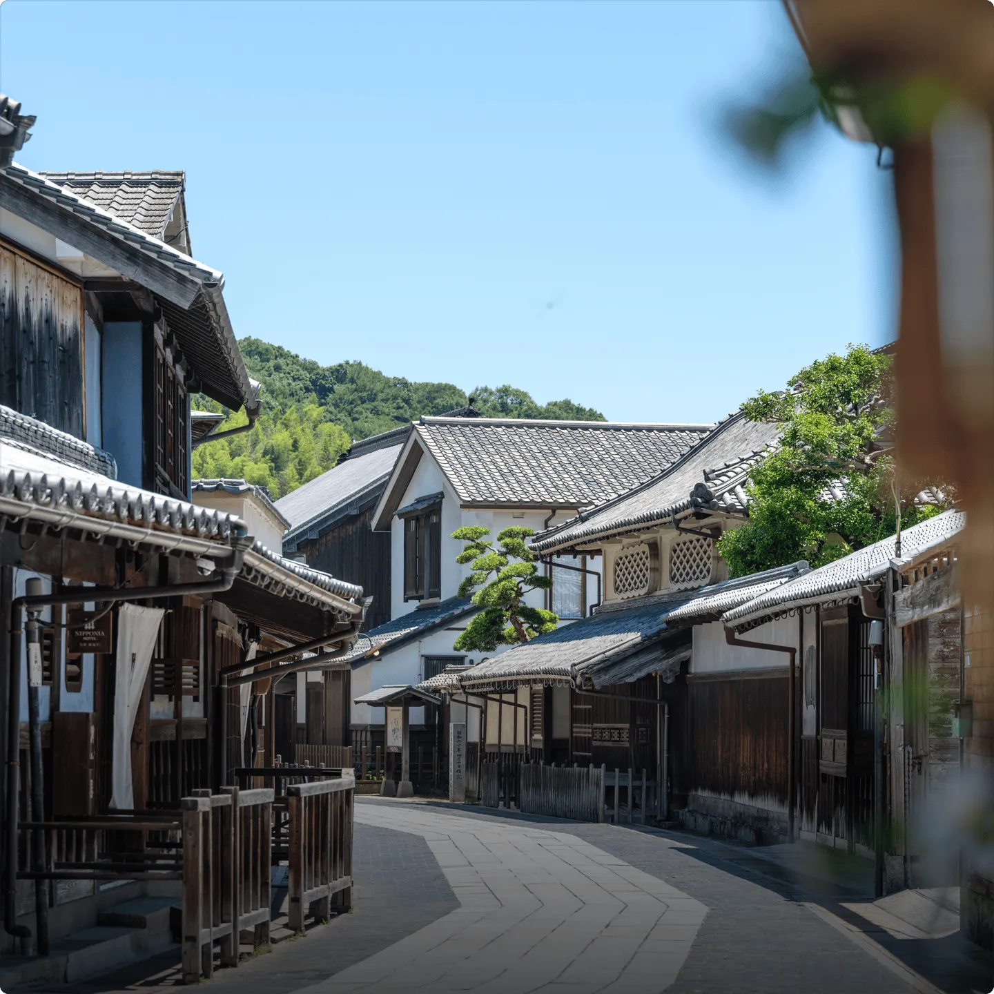 기와지붕이 이어진 역사적 건물들이 늘어선 ‘다케하라 마을거리 보존지구’ 전경