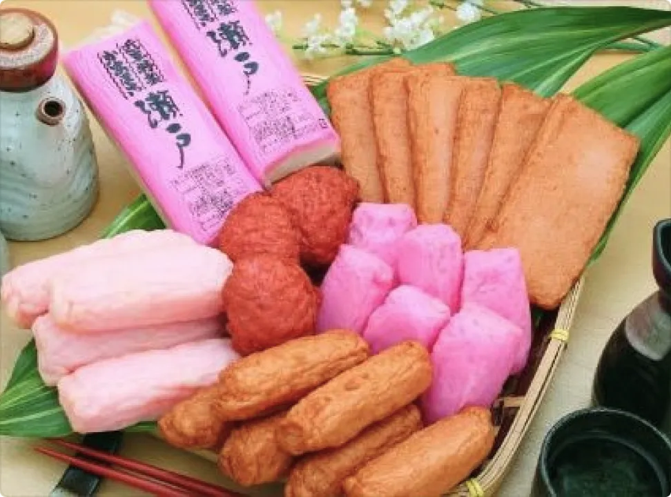 竹原名產魚漿製品拼盤，包含鮮豔粉紅與白色的魚板、天婦羅等