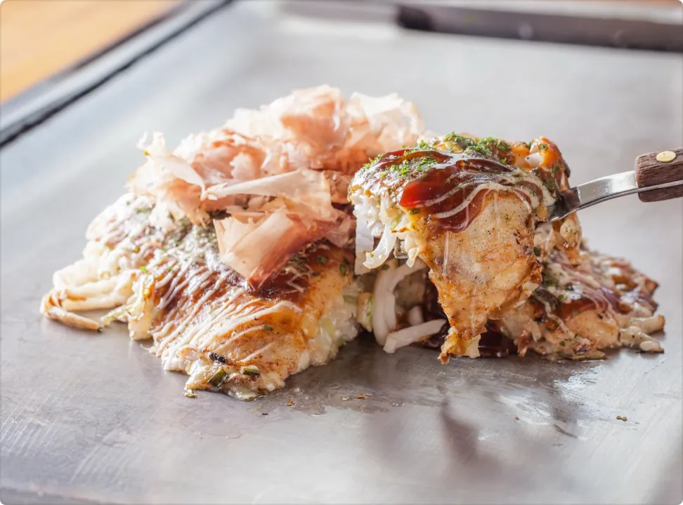 在鐵板上煎烤、淋滿醬汁、份量十足的竹原燒