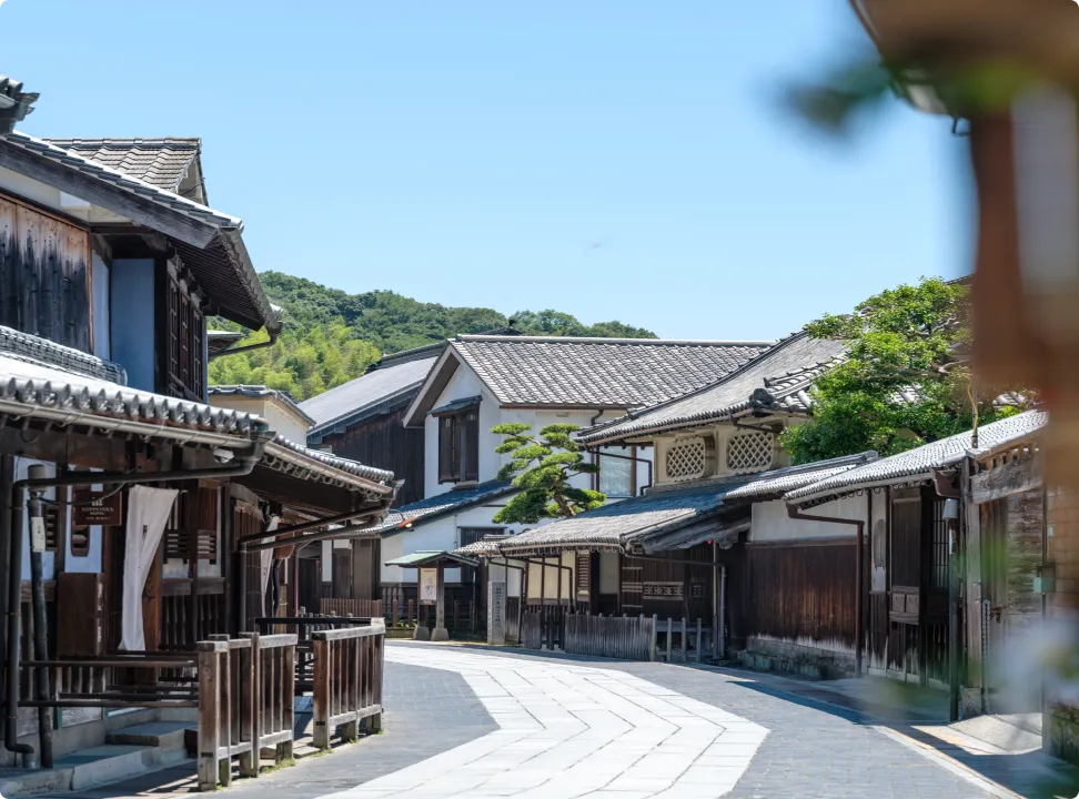 오래된 가옥이 늘어선 ‘다케하라 마치나미 보존지구’의 거리