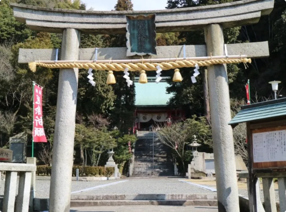 애니메이션 장면을 떠올리게 하는 이소미야 하치만 신사의 도리이