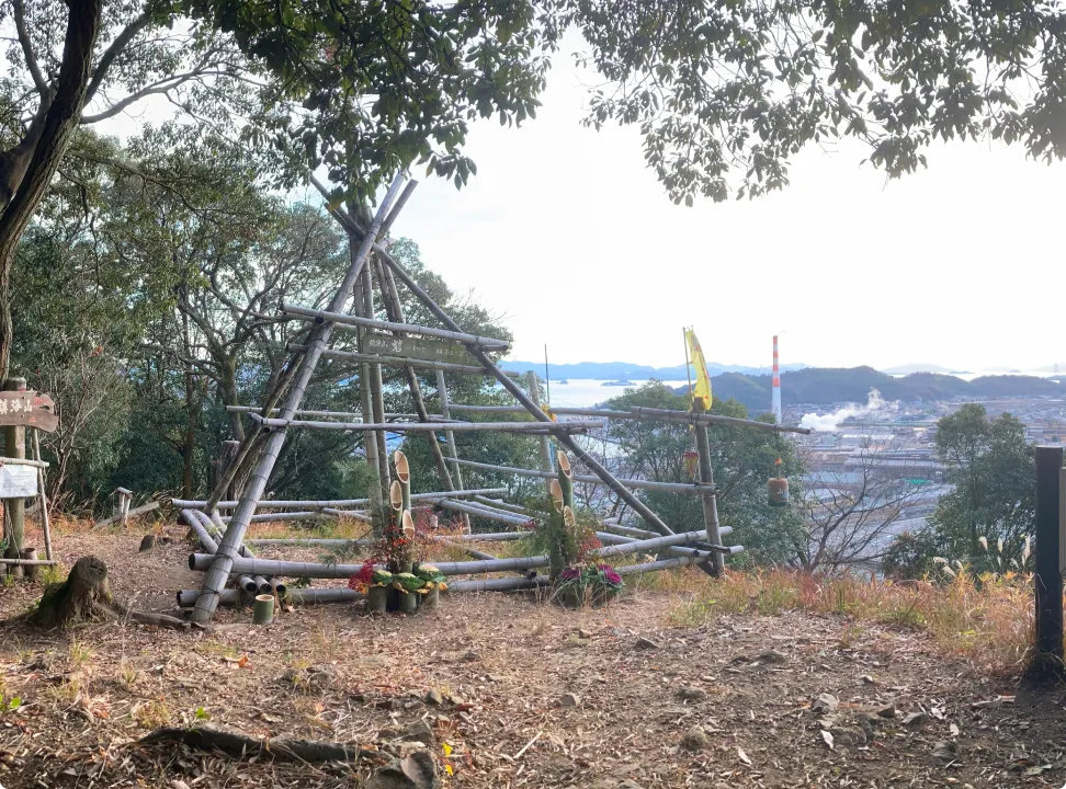 사이호지·후메이카쿠로 이어지는 계단에서 내려다본, 기와지붕이 이어지는 다케하라의 거리 풍경