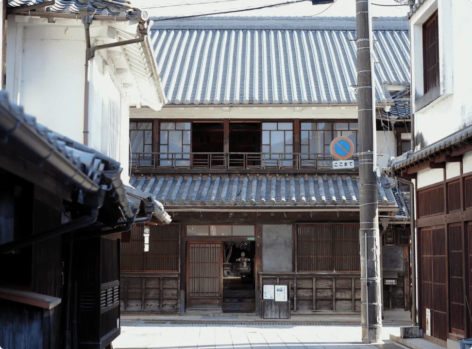 멋스러운 격자문과 나마코 벽이 특징인 상가 건축 ‘구 가사이 저택’