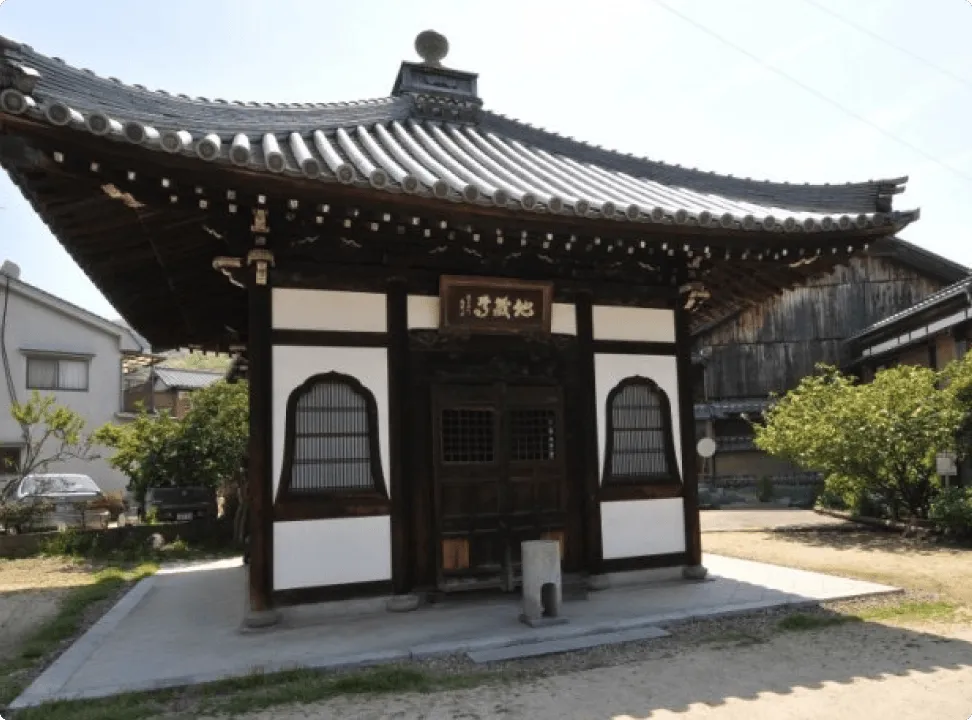 사이호지의 관음당(후메이카쿠)으로, 무대처럼 돌출된 구조가 특징인 다케하라의 상징적 건축물