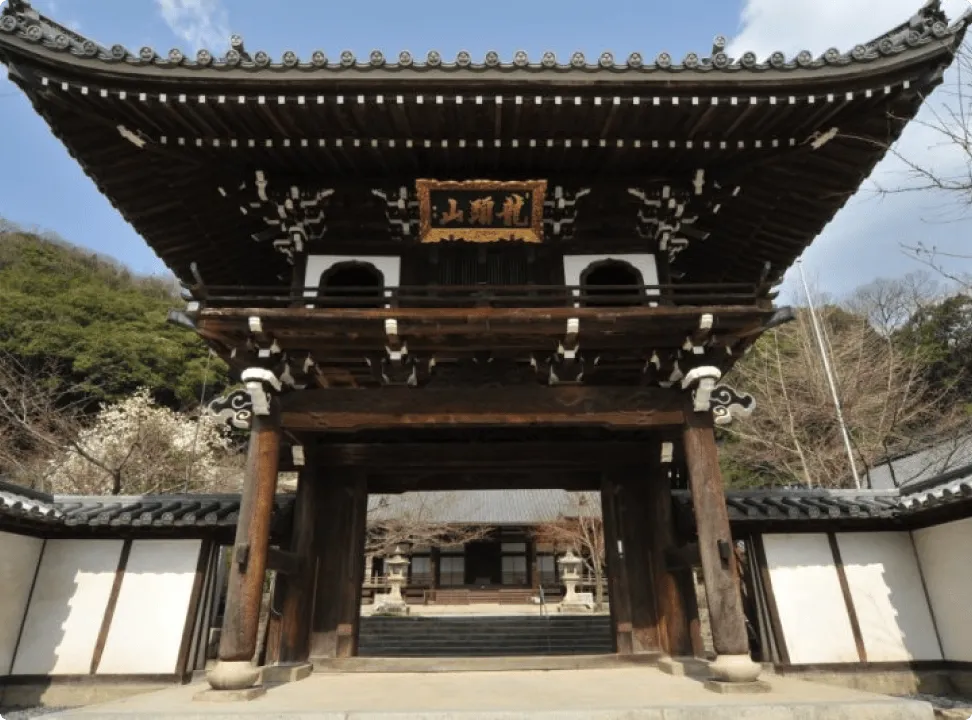 중후한 목조 건축으로, 애니메이션 오프닝 등에도 등장하는 쇼렌지 산문