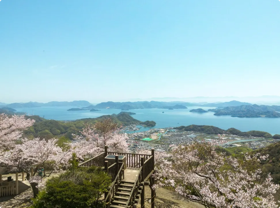 산 위에서 파노라마로 담은 다케하라의 거리와 푸른 세토내해