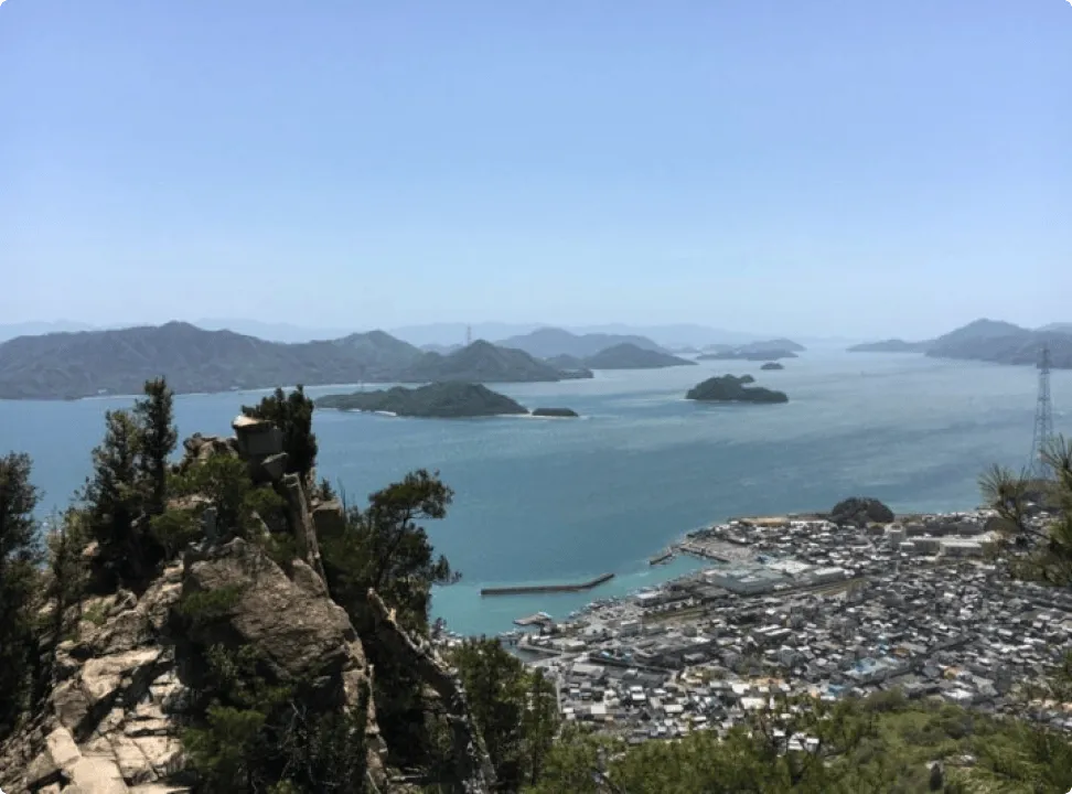 구로타키산 바위 지대에서 내려다본, 햇빛이 반사되는 잔잔한 바다 풍경