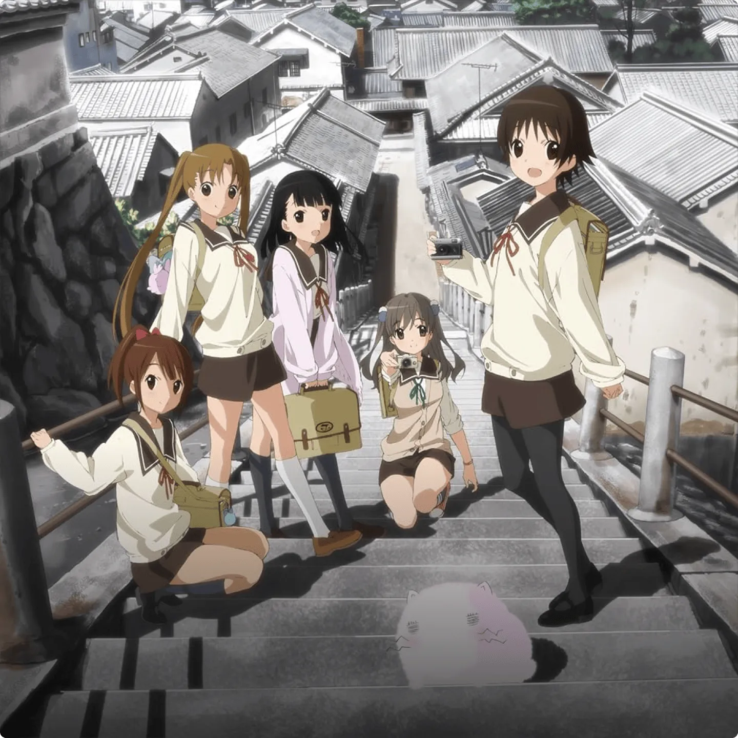 애니메이션 『타마유라』 캐릭터들이 다케하라의 거리 풍경을 배경으로 나란히 서 있는 일러스트