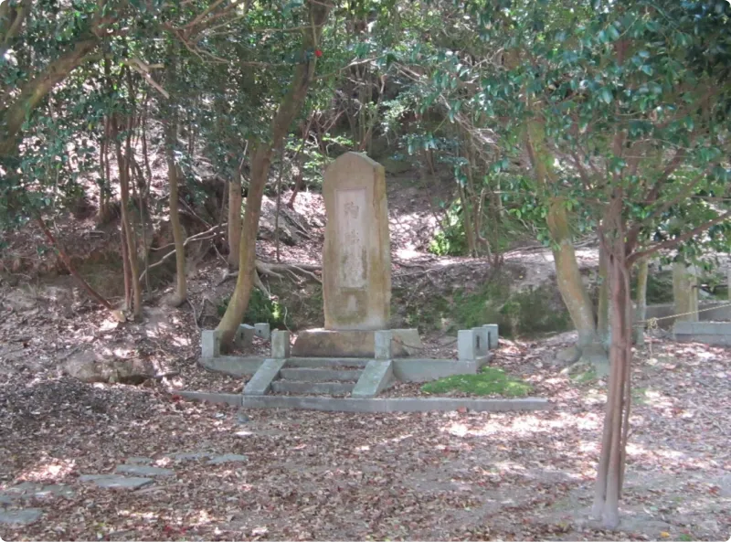 수목에 둘러싸인 이끼 낀 오래된 순직비