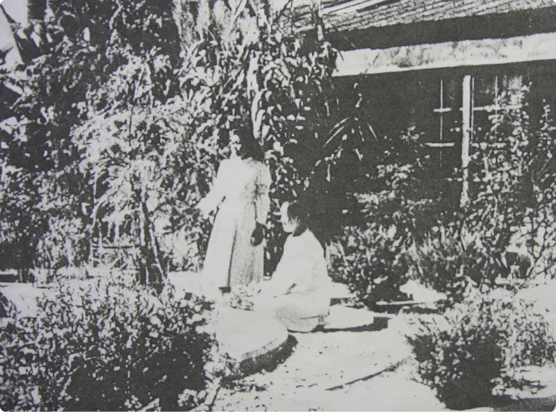 전시 중의 의무실 모습을 전하는 당시 인물과 풍경이 담긴 흑백 사진 전시