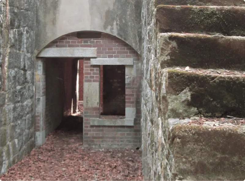 벽돌과 콘크리트로 만들어진 좁은 통로 같은 남부 조명소 터 입구