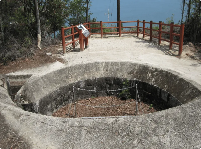 상부가 개방된 남부 조명소 터의 원형 콘크리트 구조 유적(포대 터의 일부)
