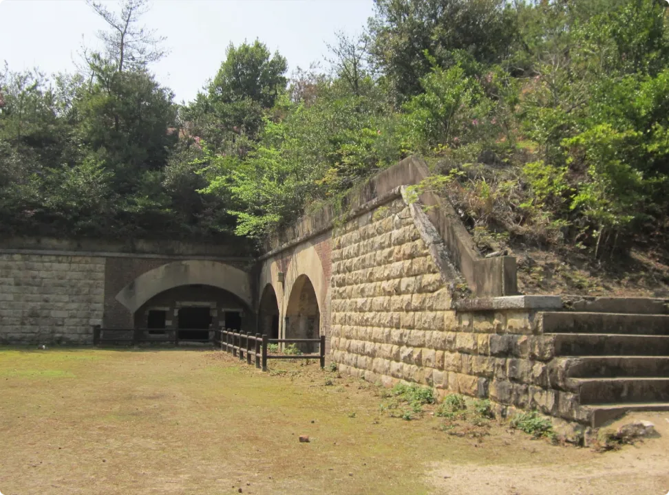 석축 벽과 안쪽으로 이어지는 어두운 터널 모양의 입구
