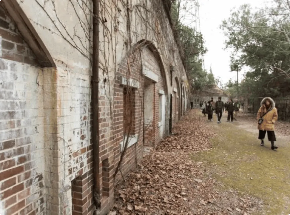 붉은 벽돌 벽과 세월의 흐름으로 변색된 콘크리트가 혼재된 건물의 외벽