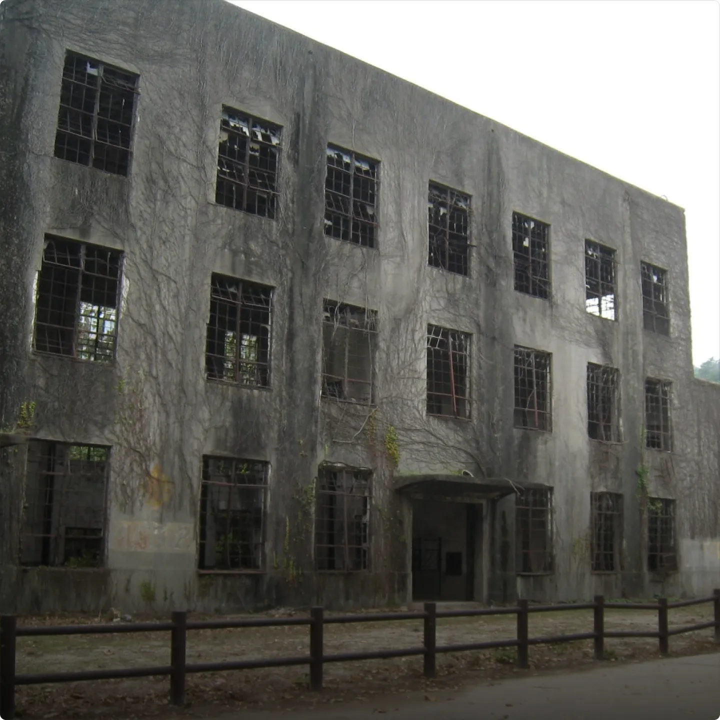 오쿠노시마에 남아 있는 벽돌조의 오래된 포대 터 유구