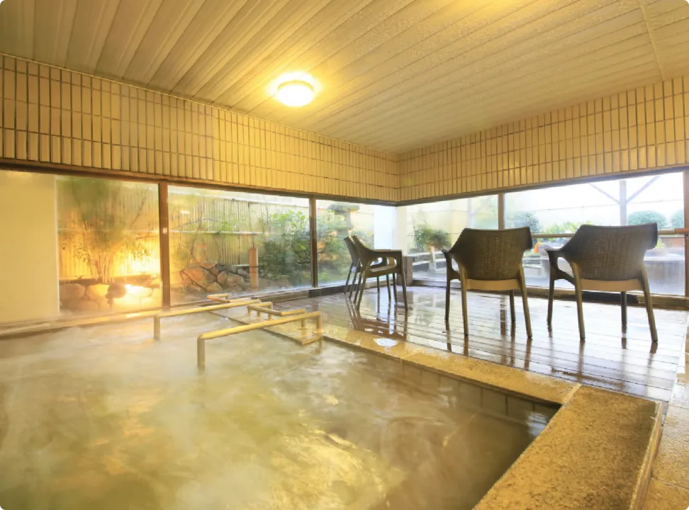 큰 창문으로 정원을 바라보는 넓고 개방감 있는 유사카 온천의 실내탕