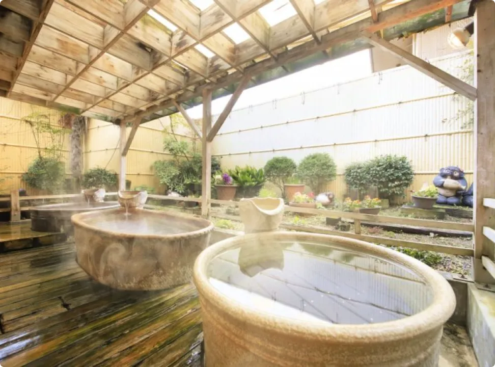 자연석을 쌓아 올린 벽면에서 물이 흘러내리는 야취가 넘치는 바위로 만든 노천탕