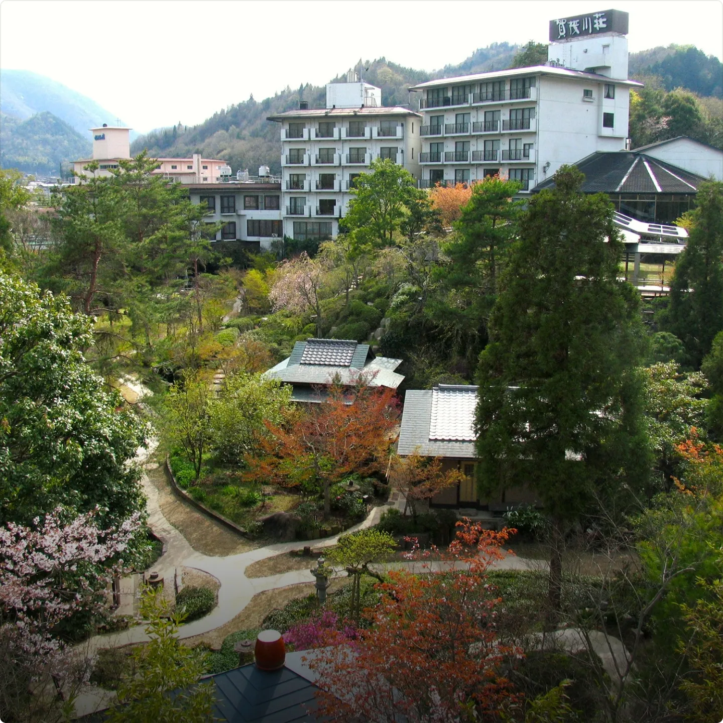 김이 피어오르는 개방적인 노천탕 모습