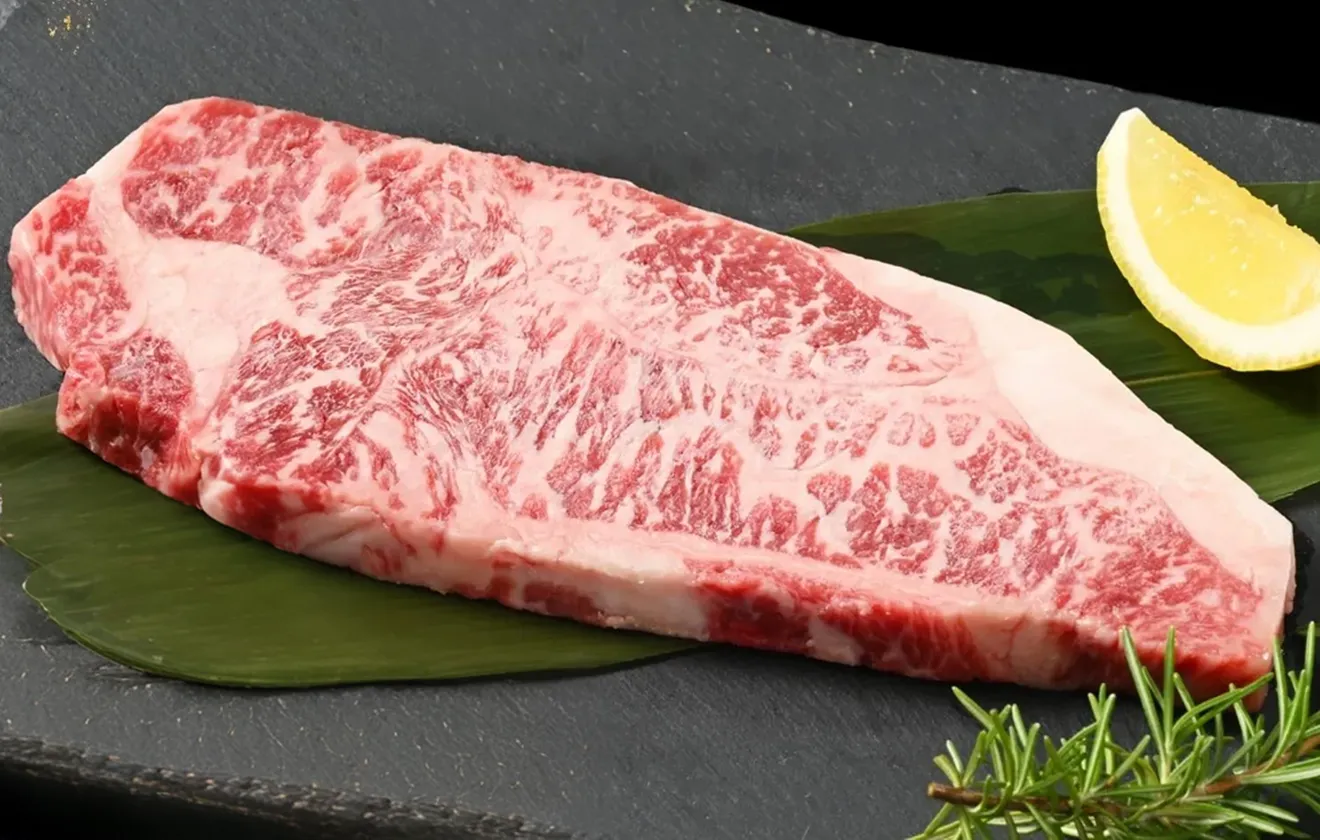 美しいサシが入った最高級の牛肉ステーキ肉